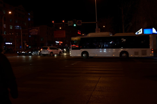 街道夜晚的公交车