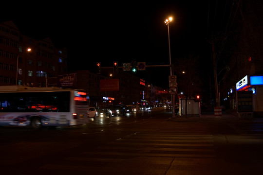 夜晚等红灯的车辆
