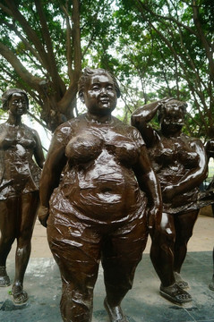 女性雕像