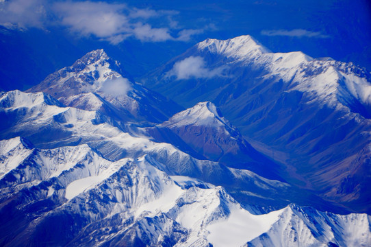 航拍新疆天山雪山