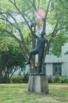 玩篮球雕塑