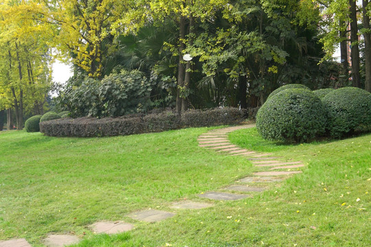 公路绿化带景观 石板路 草坪