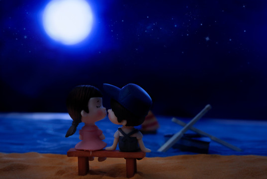 夜晚海边约会接吻的情侣