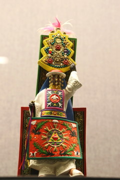 厄瓜多尔国礼瓷人物坐像