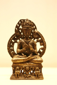 铜宝冠释迦牟尼坐像