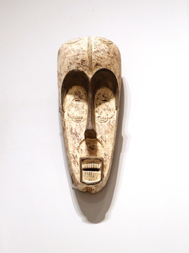 非洲雕刻长脸白面面具