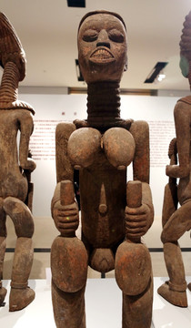 非洲雕像妇女执锤雕像
