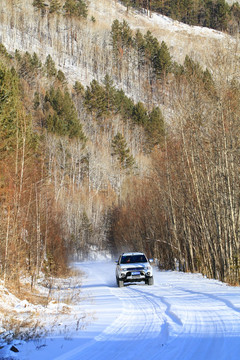 山林雪路