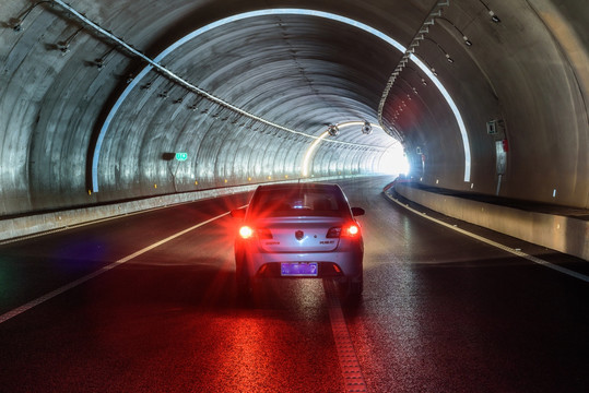高速公路隧道里的汽车