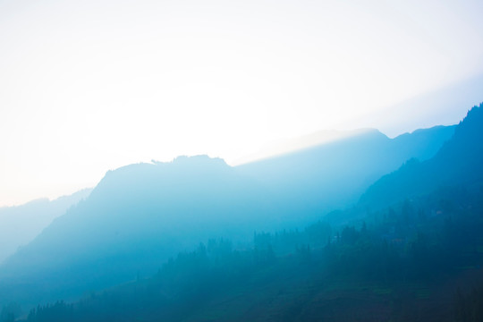 晨辉 山村