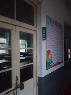 蔡寨中心校的教室门口