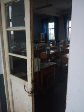 蔡寨中心校教室门口