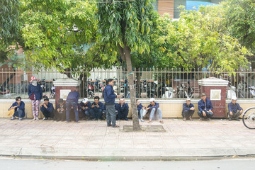 越南街景 街上的人 坐着的人