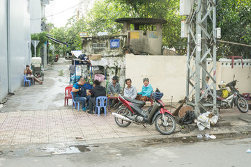 越南街景 街上的人 坐着的人
