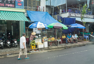 越南街景 街上的行人 坐着的人