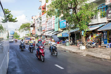 越南街景街上的行人 骑摩托车的