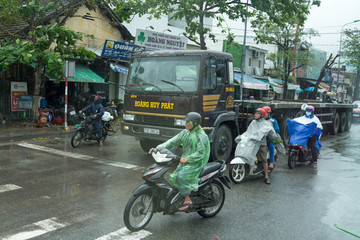 越南街景 雨中的行人骑摩托车