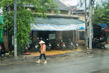 越南街景 雨中的行人