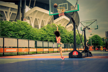 打篮球的女孩