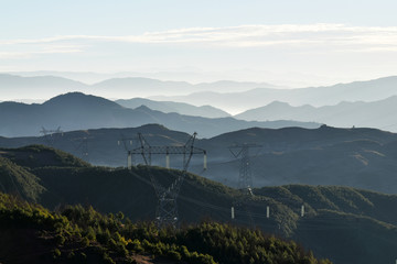 山顶 高压铁塔