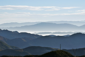 山顶 高压铁塔