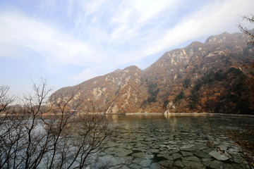 翠华山天池冰封湖面