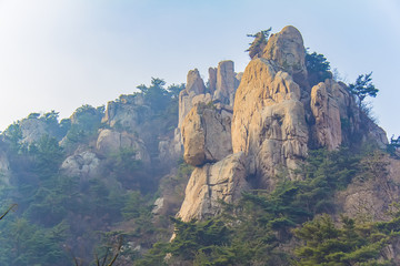 山顶岩石
