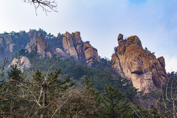 山顶岩石