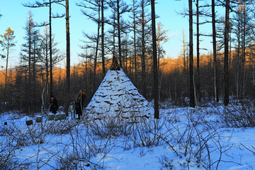猎民在冬营地居住的撮罗子