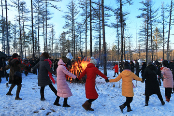 游客在林海雪原跳起了篝火舞