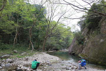 山溪浅滩