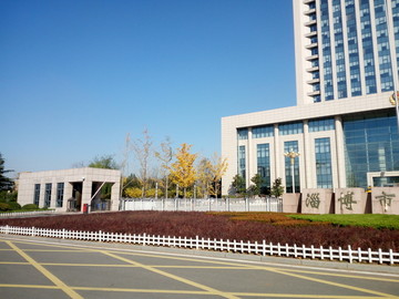 蓝天下的建筑