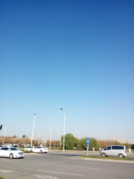 蓝天下的道路