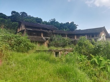 古乡村半山坡土墙老瓦房