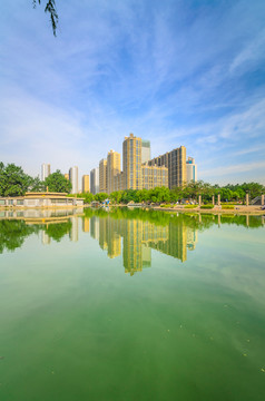 城市建筑水面倒影