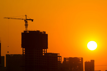建筑工地上的夕阳
