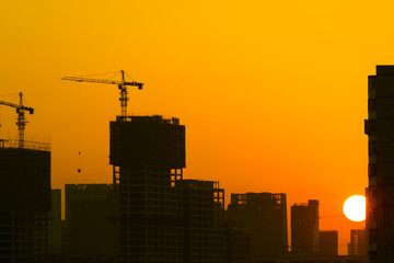建筑工地上的夕阳