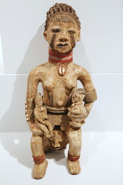 非洲木雕雕坐姿抱孩子的妇女