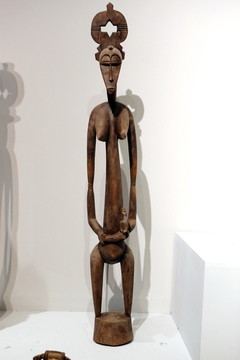非洲木雕戴发冠妇女雕像