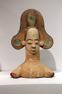 非洲木雕戴冠女头像