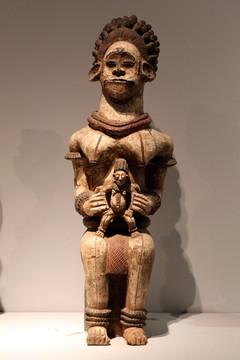 非洲木雕坐姿抱抱孩子女人
