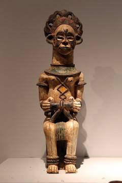 非洲木雕坐姿女人彩雕