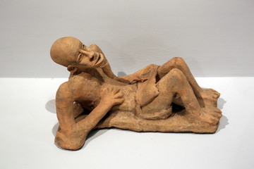 非洲木雕雕躺在地上老老人雕像