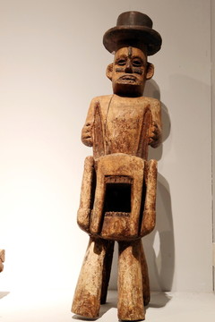 非洲木雕戴帽子男人