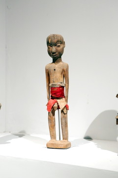 非洲雕刻立姿男人