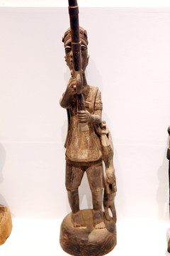 非洲雕刻拿枪的男人