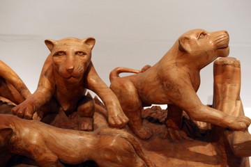 非洲雕刻群狮雕像