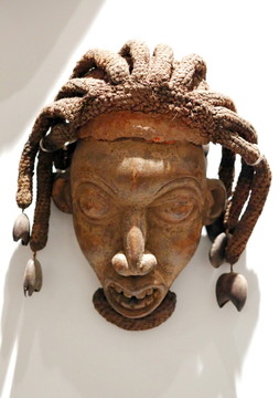非洲雕刻少女面具