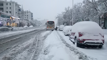 雪天城市道路车辆