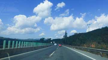 高速公路 蓝天白云